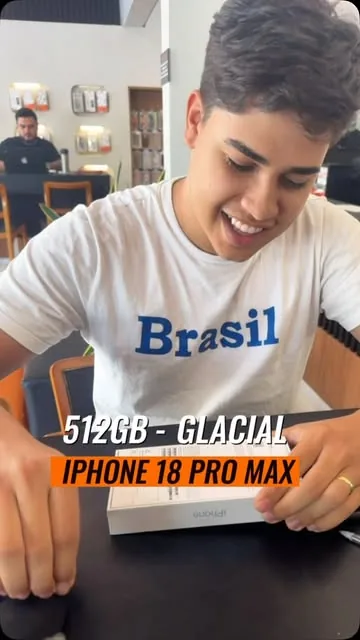 Cliente recebendo um iPhone 18 Pro Max Glacial de 512GB na loja iPlay