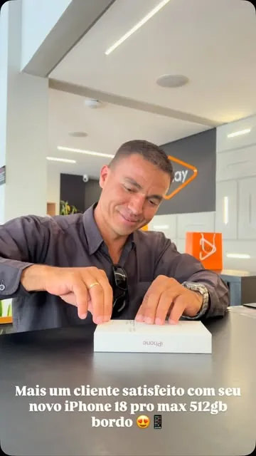 Cliente abrindo o iPhone 18 Pro Max bordô de 512GB na loja