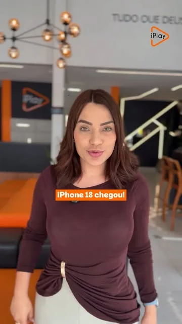 Loja iPlay por dentro, com a consultora anunciando a chegada do iPhone 18
